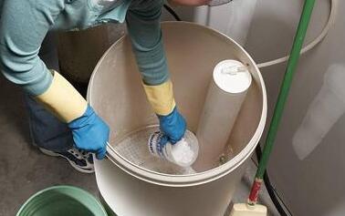 軟水機(jī)里的軟水鹽需要多久時(shí)間換一次？